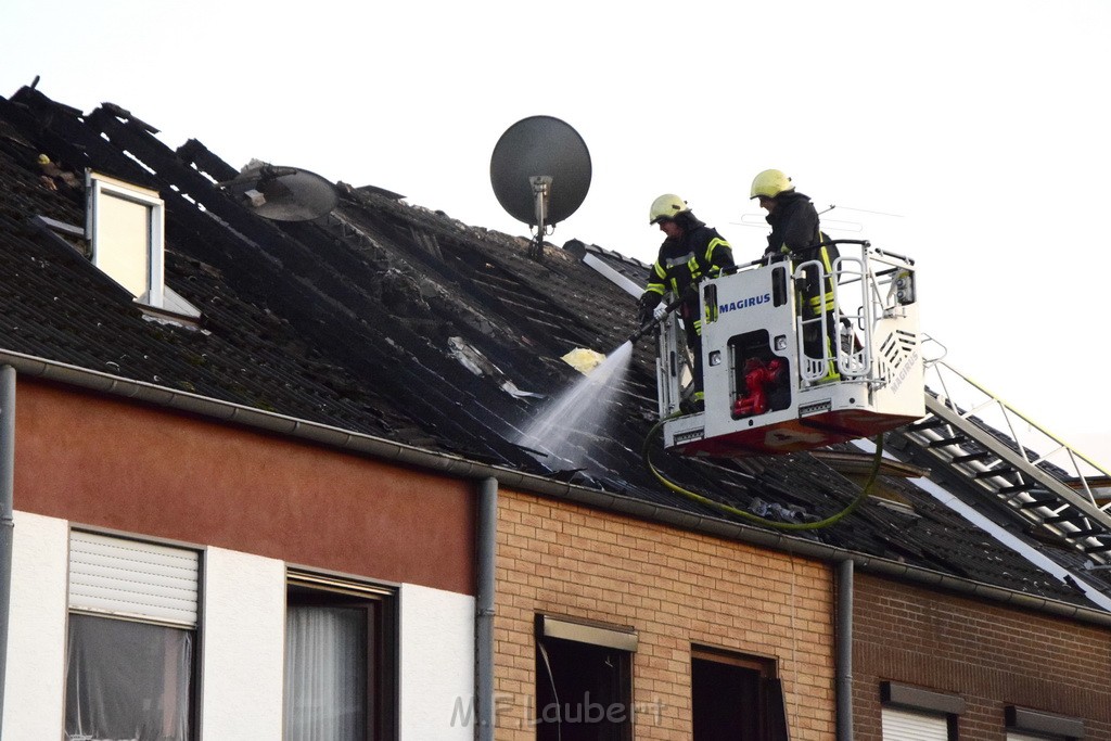 Feuer 2 Vollbrand Reihenhaus Roggendorf Berrischstr P214.JPG - Miklos Laubert